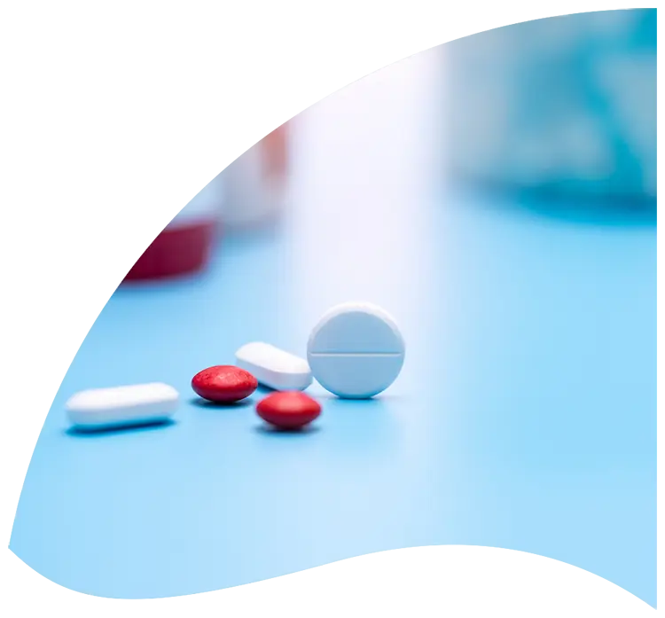 Visuel représentant des médicaments sur un e table avec fond bleu