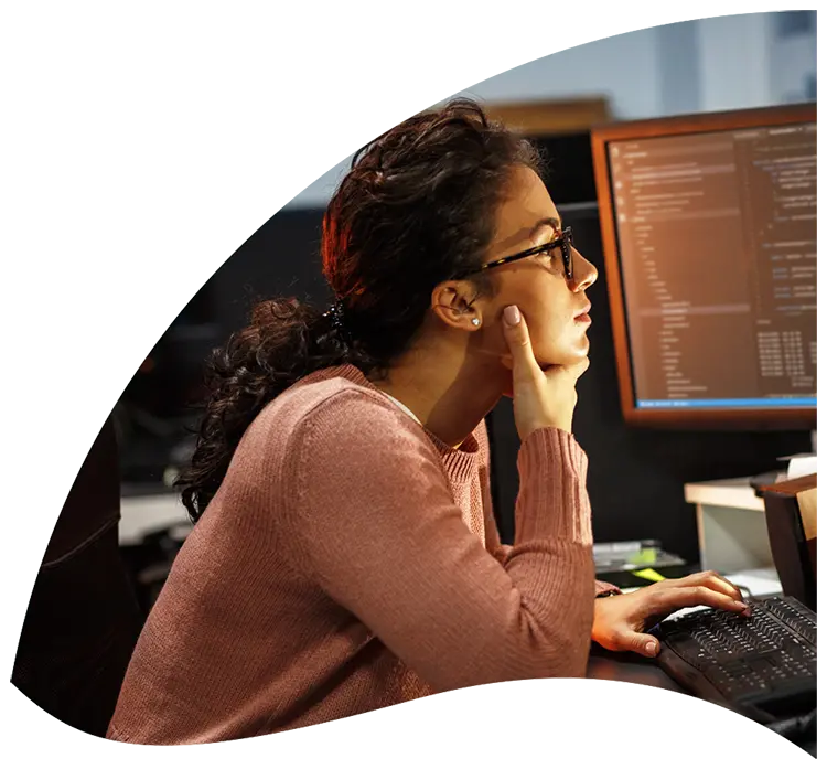 Visuel représentant une je une femme travaillant avec double écrans avec des éditeurs de codes