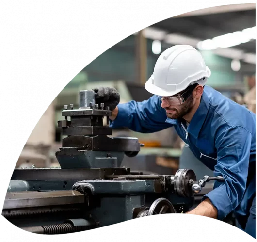 Visuel représentant une homme avec un casque travaillant sur une machine industrielle